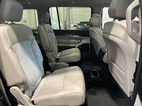 Used 2022 Jeep Wagoneer Series III w/ Premium Group I AWD/4WD image 36