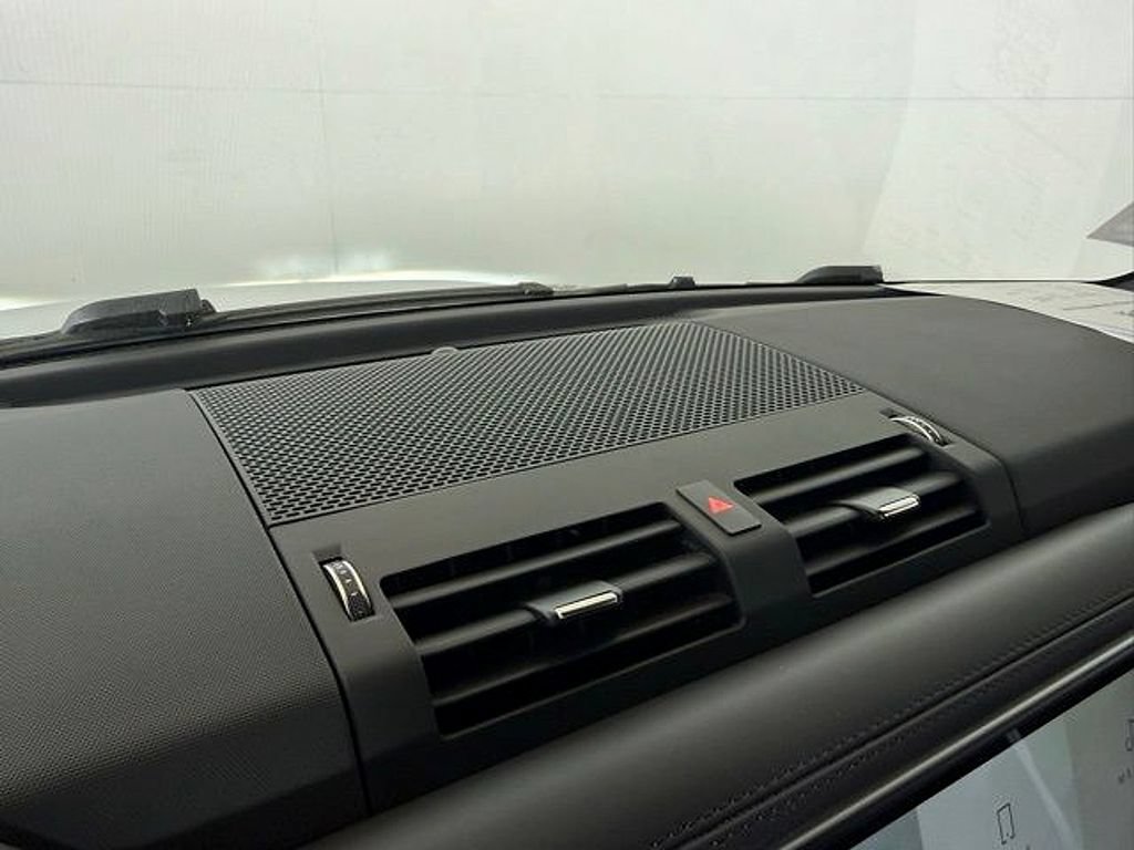 New 2025 Land Rover Defender 130 X-Dynamic SE AWD/4WD image 29