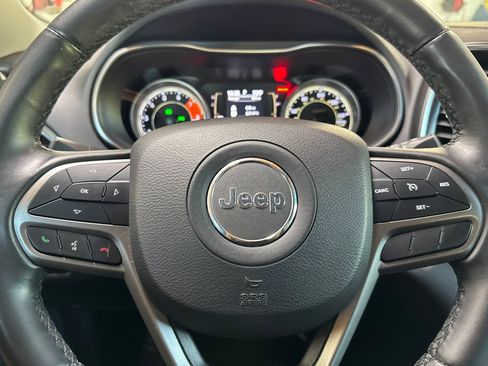 Used 2019 Jeep Cherokee Latitude Plus w/ Comfort/Convenience Group image 14