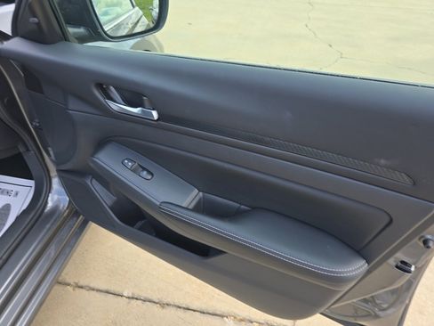 Used 2025 Nissan Altima 2.5 SV image 14