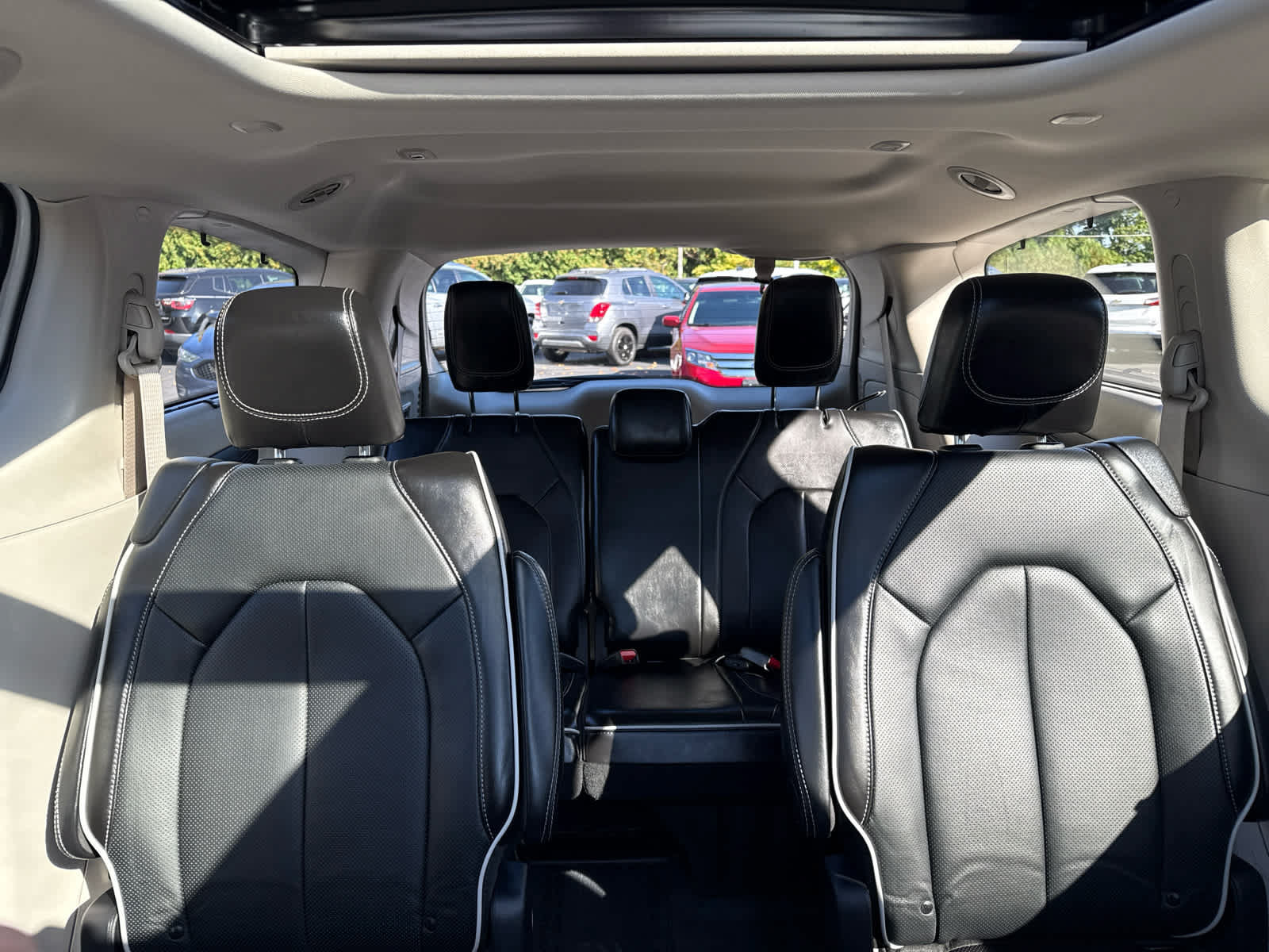 Used 2024 Chrysler Pacifica Limited w/ Uconnect Theater Family Group FWD image 16