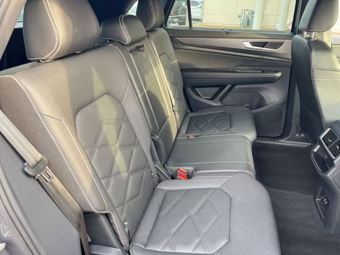 Used 2025 Volkswagen Atlas Cross Sport SE image 30
