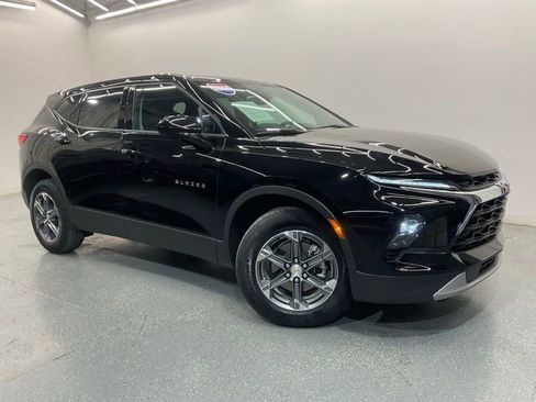 Used 2025 Chevrolet Blazer LT FWD image 2