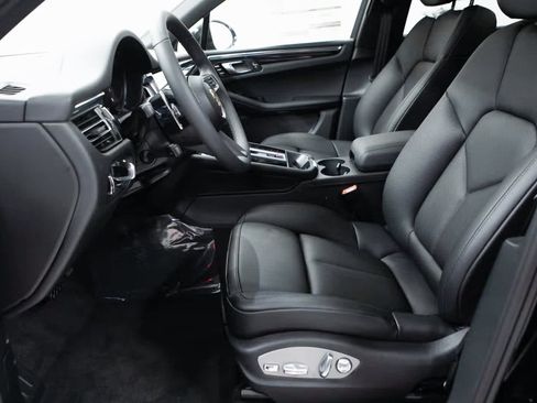 Certified 2025 Porsche Macan image 17