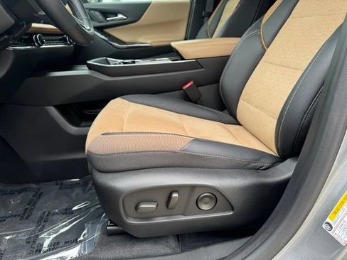 Used 2025 Chevrolet Equinox ACTIV AWD/4WD image 5