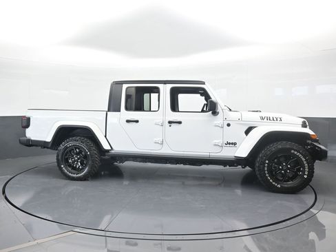 Used 2024 Jeep Gladiator Sport image 8