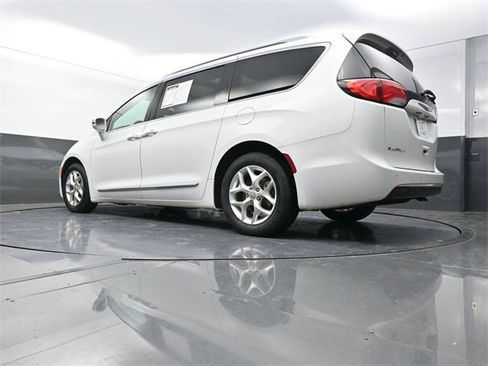Used 2020 Chrysler Pacifica Limited image 21