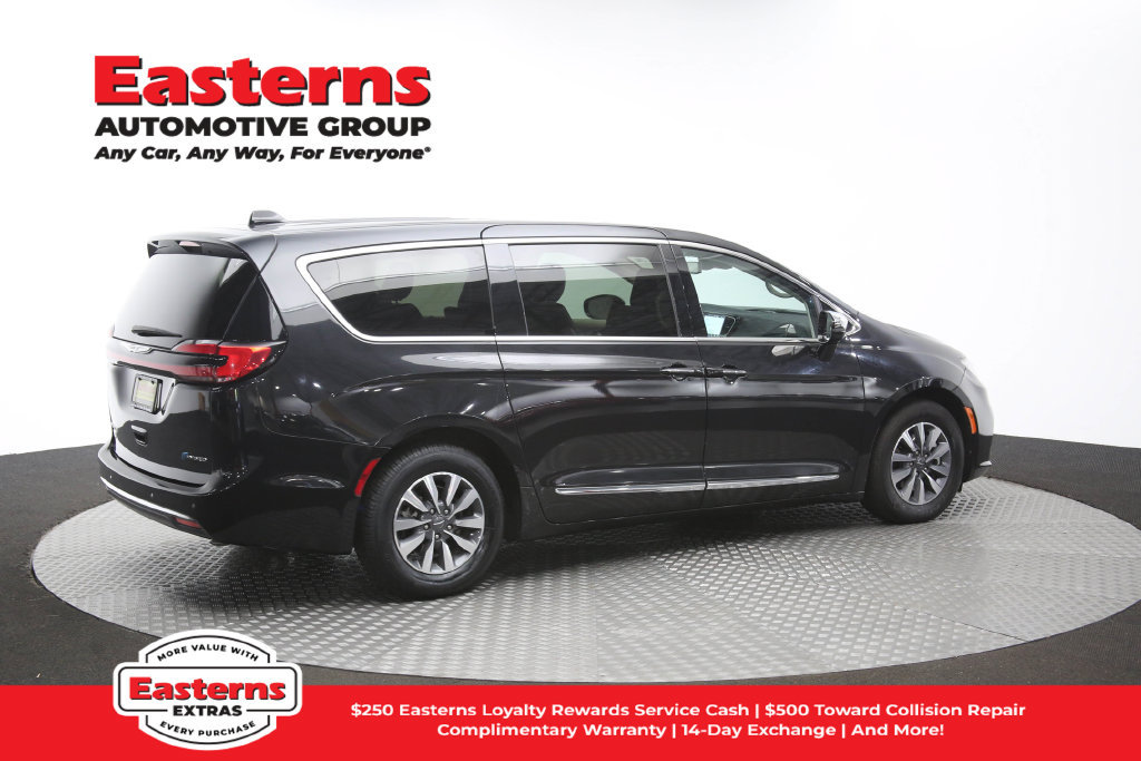 Used 2023 Chrysler Pacifica Limited FWD image 47