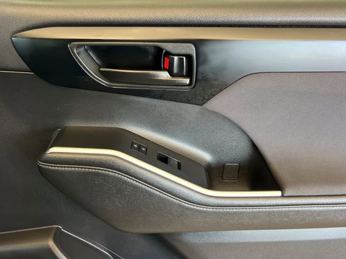 Used 2024 Toyota Highlander LE image 20