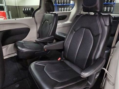 Used 2024 Chrysler Pacifica Touring-L image 30