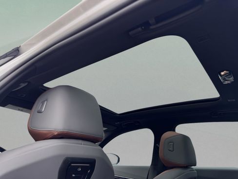 Used 2025 BMW 550e xDrive w/ Premium Package image 36