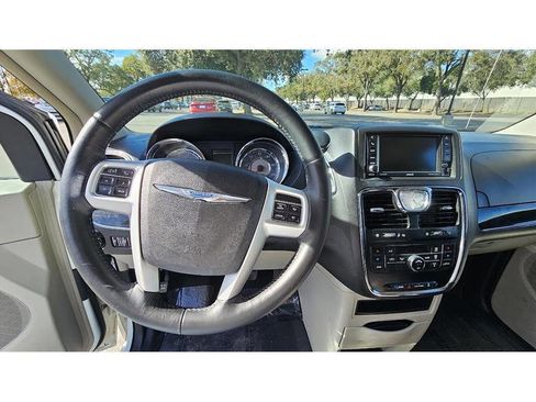 Used 2015 Chrysler Town & Country Touring image 26