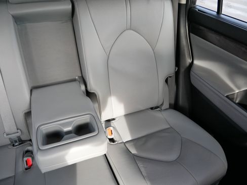 Used 2024 Toyota Highlander Limited image 14