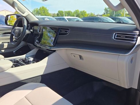 Used 2024 Jeep Wagoneer Series III w/ Premium Group I image 7