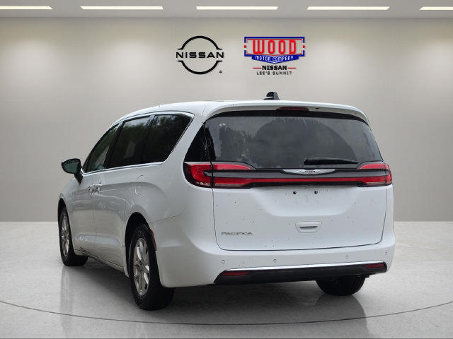 Used 2024 Chrysler Pacifica Touring-L FWD image 4