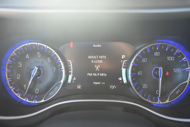 Used 2023 Chrysler Pacifica Touring-L FWD image 23