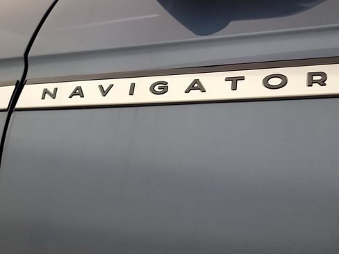 New 2027 Lincoln Navigator Premiere RWD image 6