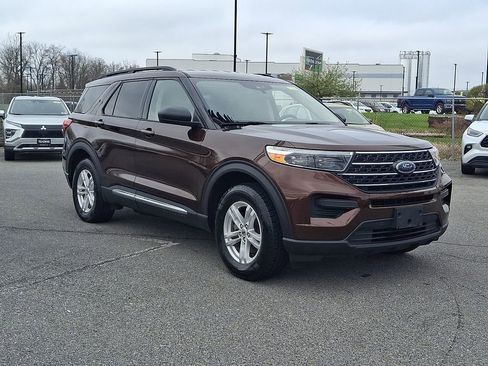 Used 2020 Ford Explorer XLT w/ Comfort Package image 4