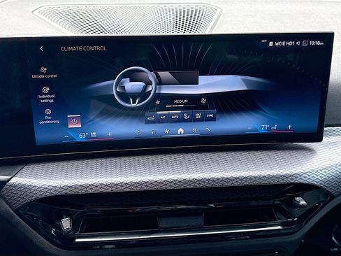 Used 2025 BMW 330i Sedan w/ Premium Package image 35