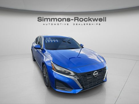 Used 2025 Nissan Altima 2.5 SV w/ SV Special Edition Package image 2