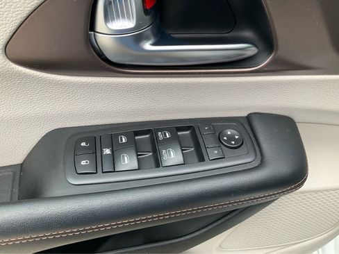 Used 2019 Chrysler Pacifica Touring Plus w/ Advanced Safetytec Group FWD image 17