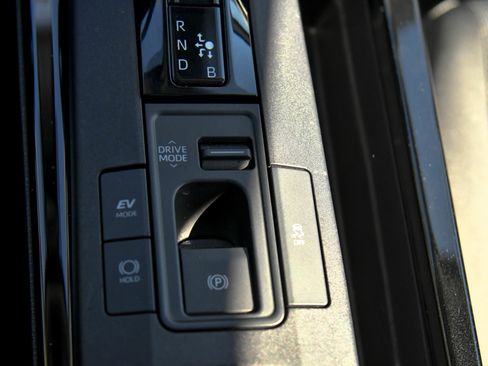 Used 2025 Toyota Prius LE image 26