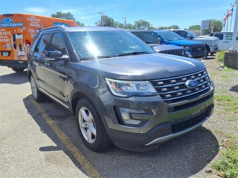 Used 2016 Ford Explorer XLT w/ Equipment Group 202A image 3