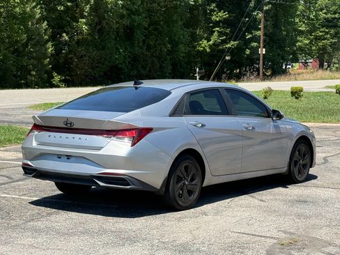 Used 2022 Hyundai Elantra SEL FWD image 3