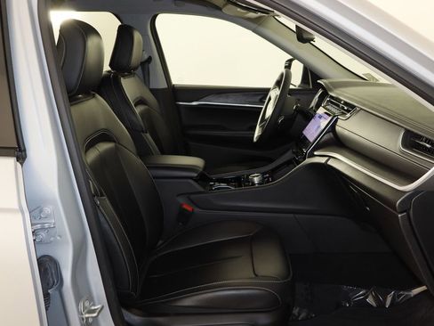 Used 2023 Jeep Grand Cherokee Limited w/ Black Appearance Package image 19