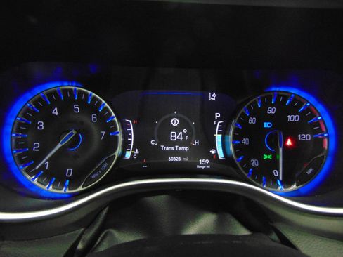 Used 2023 Chrysler Pacifica Touring-L image 17