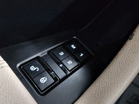 Used 2017 Jaguar F-PACE Premium image 44