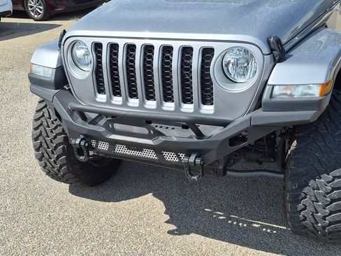 Used 2021 Jeep Gladiator Overland AWD/4WD image 7