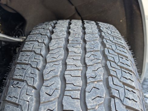 Used 2025 Chevrolet Suburban Z71 w/ Comfort Package image 38