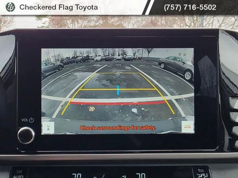 Used 2025 Toyota Camry SE w/ Convenience Package image 16