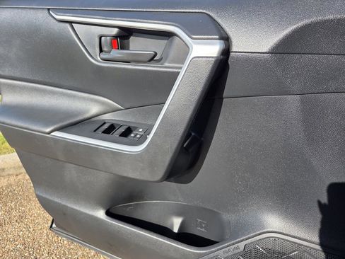 Used 2019 Toyota RAV4 LE FWD image 15