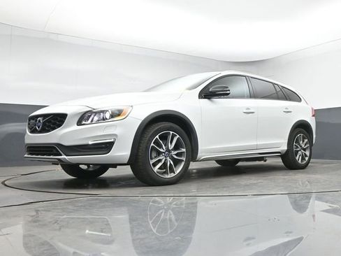 Used 2017 Volvo V60 T5 Cross Country Platinum AWD/4WD image 13
