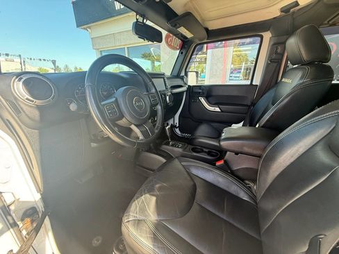 Used 2015 Jeep Wrangler Unlimited Sahara w/ Dual Top Group AWD/4WD image 9