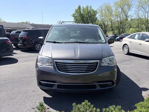 Used 2016 Chrysler Town & Country Touring w/ Driver Convenience Group FWD image 1