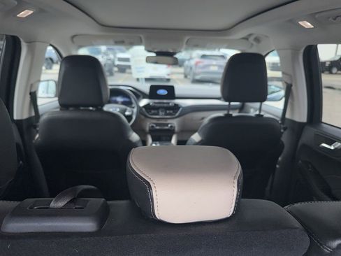 Used 2022 Ford Escape Titanium image 11