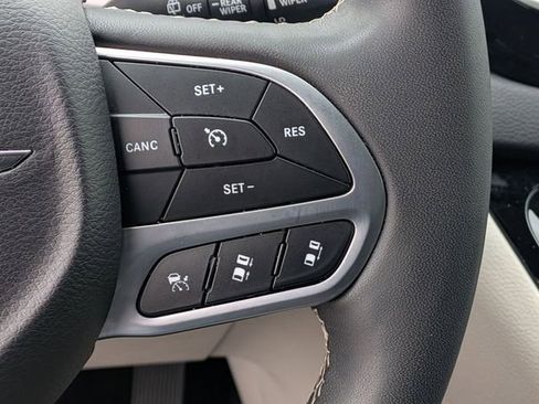 Certified 2024 Chrysler Pacifica Touring-L image 20