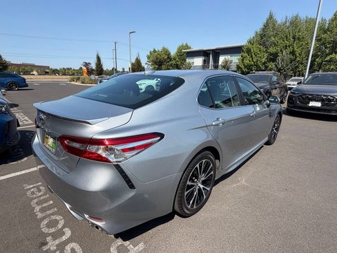 Used 2020 Toyota Camry SE FWD image 5