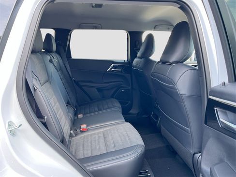New 2025 Mitsubishi Outlander SE image 31