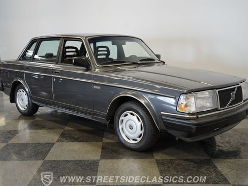 Used 1988 Volvo 240 Sedan RWD image 17