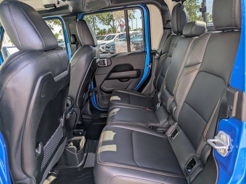 Certified 2025 Jeep Gladiator Sport AWD/4WD image 8