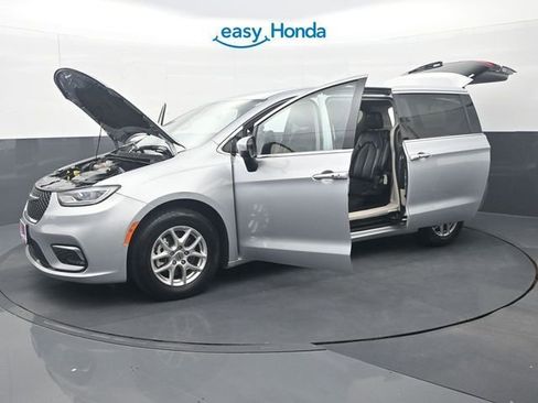 Used 2023 Chrysler Pacifica Touring-L FWD image 38