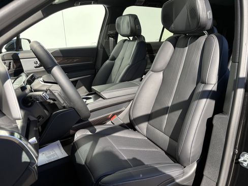 New 2026 Cadillac Vistiq Luxury w/ LPO, Floor Liner Package image 12