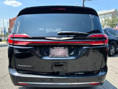 Used 2023 Chrysler Pacifica Touring-L FWD image 5