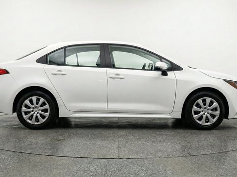 Used 2025 Toyota Corolla LE FWD image 11
