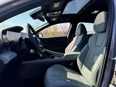 Used 2025 Hyundai Elantra Limited image 16