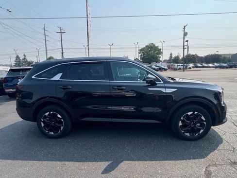 Certified 2025 Kia Sorento S AWD/4WD image 4